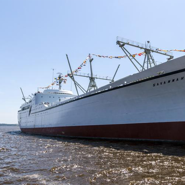 Flüssige, dunkelgrüne Marinebeschichtung