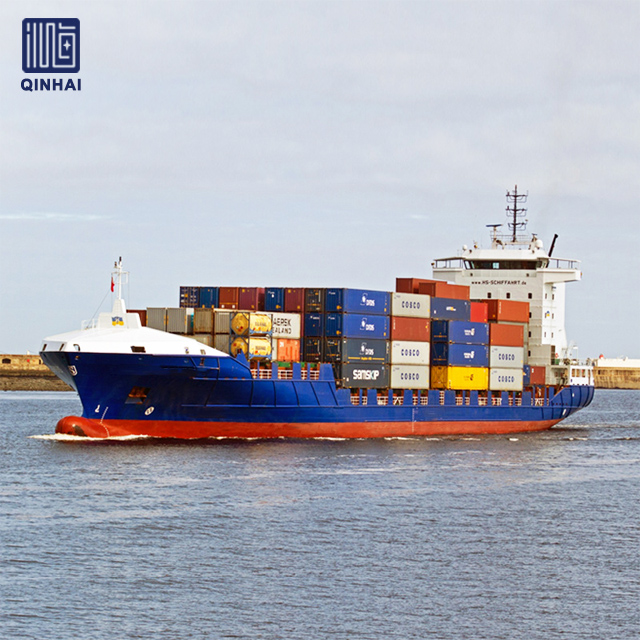 Ultragroßes Mehrzweck-Containerschiff für den Transport 