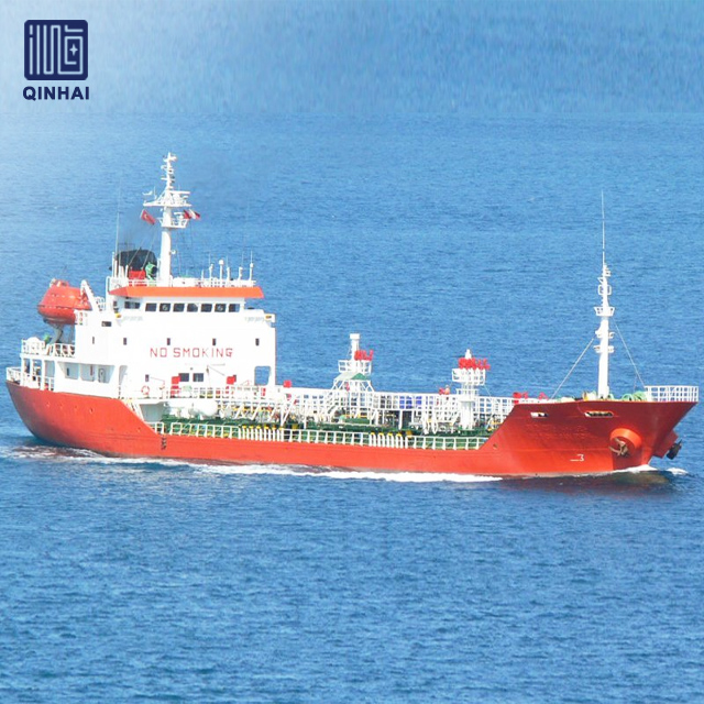 Werft maßgeschneiderte 5000dwt-Öltankschiffe mit Ölkran