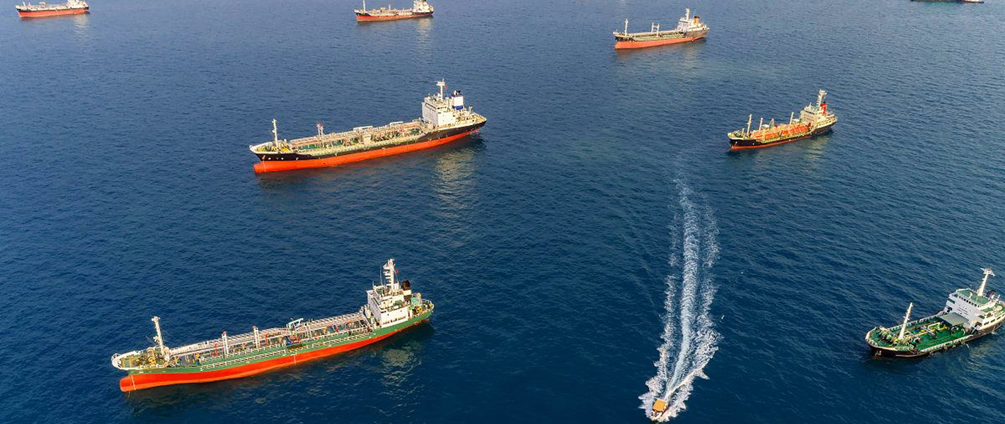 &Ouml;ltanker f&auml;hrt &uuml;ber das Meer